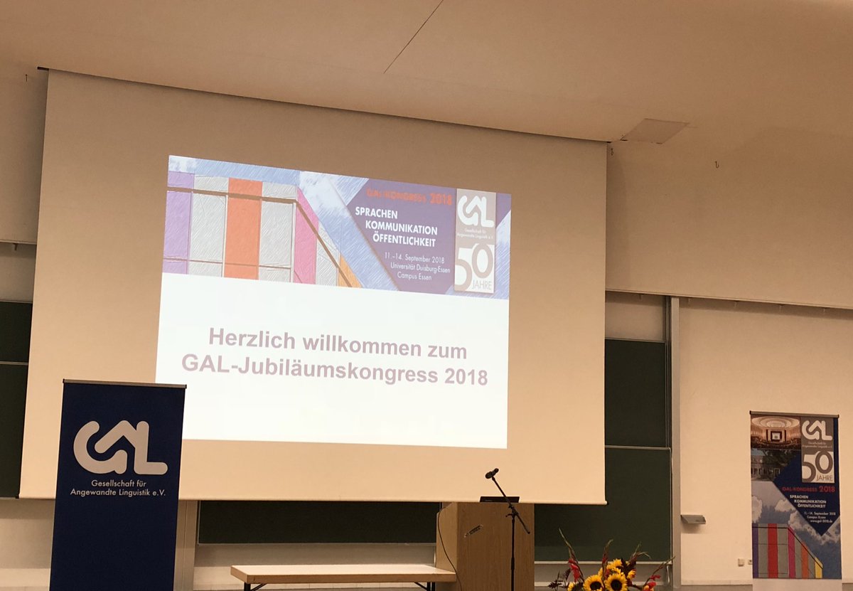 _lherzberg's tweet photo. Michael Beißwenger begrüßt die TagungsteilnehmerInnen der #gal2018 im Audimax der @unidue - es folgen Grußworte von Thomas Spitzley, Dirk Hartmann, Markus Bieswanger, Daniel Perrin und Thomas Kufen. @GAL_2018 #conferenceopening https://t.co/VaVjDS9E3M