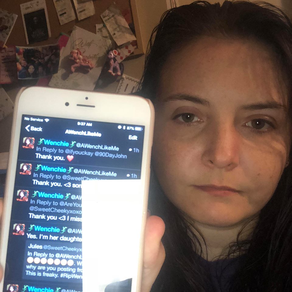 AWenchLikeMe's tweet photo. Okay so there's people who are saying this isn't her actual daughter and that it's actually Jen. Is this enough proof? I wrote the first paper, the second and third are from her cell phone/twitter account and the 4th is my beautiful mum. <3 oh and a pic of me typing this. https://t.co/ugKCp3H2Z2