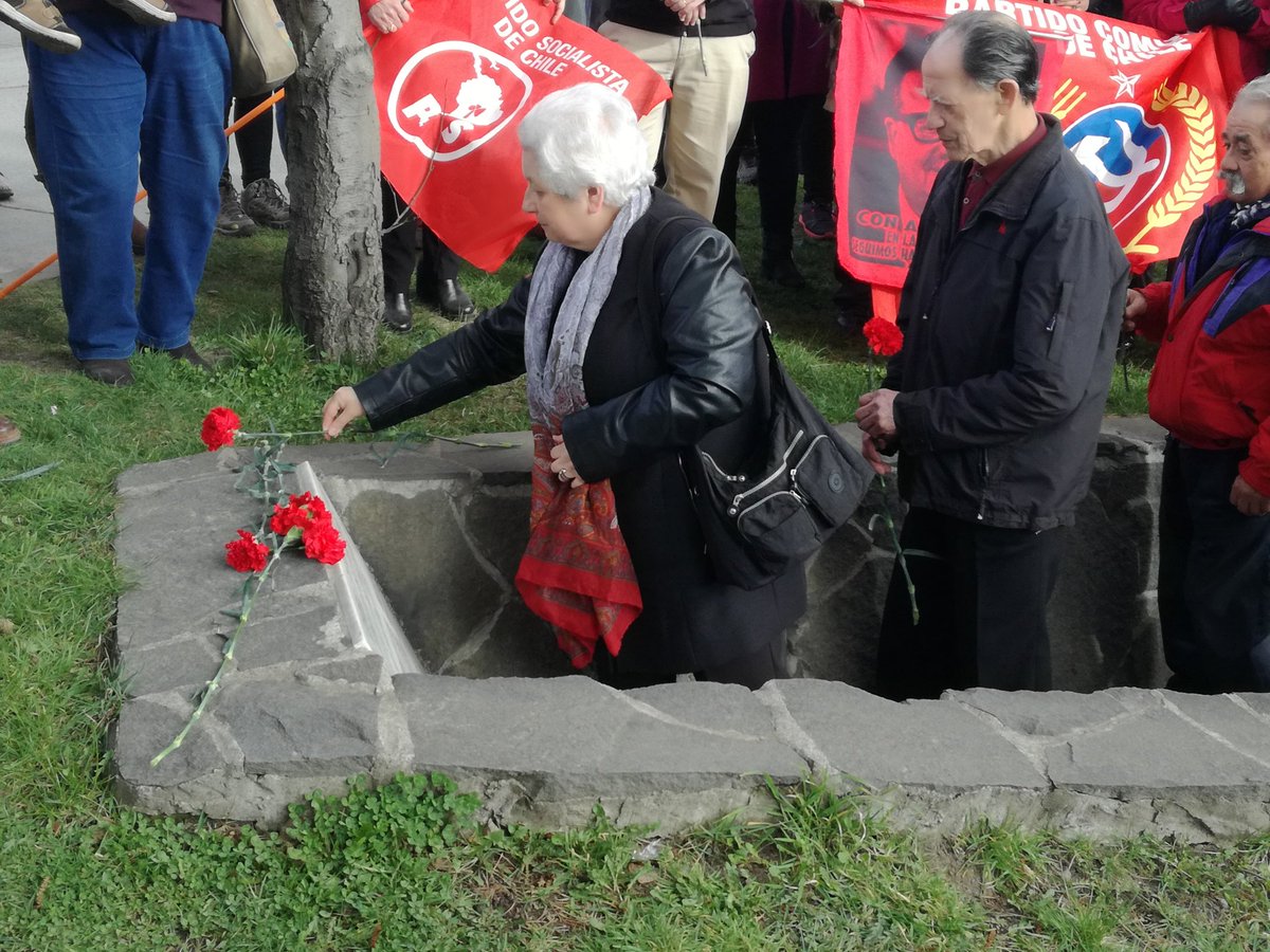 Con claveles rojos recuerdan a las víctimas de la dictadura cívico - militar en el acto de conmemoración del #11deSeptiembre en #Coyhaique