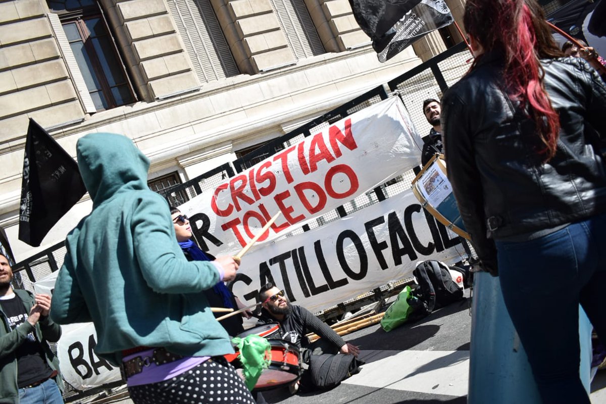CORREPI's tweet photo. #Ahora Ya comenzó el Juicio por el fusilamiento de Cristian Toledo
En la puerta, como siempre, gritamos #BastaDeGatilloFacil y #JusticiaPorParagüita https://t.co/mrFI9pdJ0A