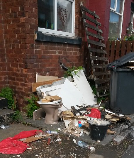 Clean_Leeds's tweet photo. #RogueLandlord of a property on #HallLane & #BrooklynStreet in #Armley was carrying out works in the flat and dumping all waste onto the #PublicHighway causing a #Hazard & #Obstruction. Successful #Enforcement got this waste removed!
@ArmleyLabour @ArmleyGoodStuff @_YourCommunity https://t.co/Kp8QrsT8Ie