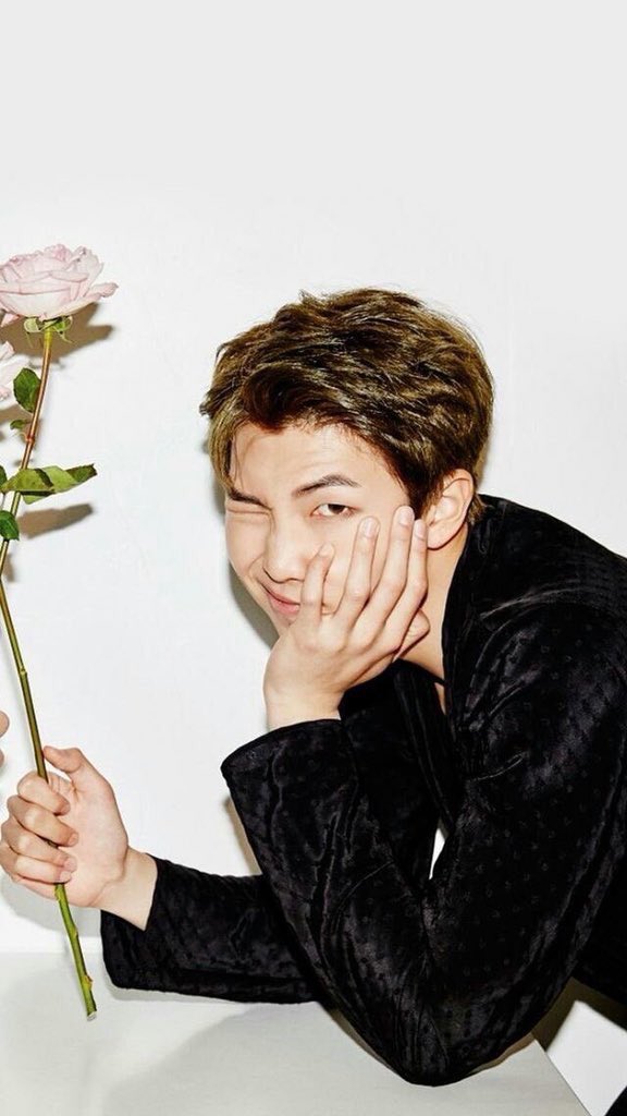 Gkook0717's tweet photo. バンタンのリーダー！
ナムジュンオッパ！
誕生日おめでとう🎊🎂
よく物を壊しおっちょこちょいなリーダーだけど、英語はペラペラだしメンバーの気遣いがとても素敵！😍
これからも、海外の音楽界を破壊して頑張ってください！
 #9월의꽃_김남준 
  #BTS https://t.co/mqqpE9jrdI