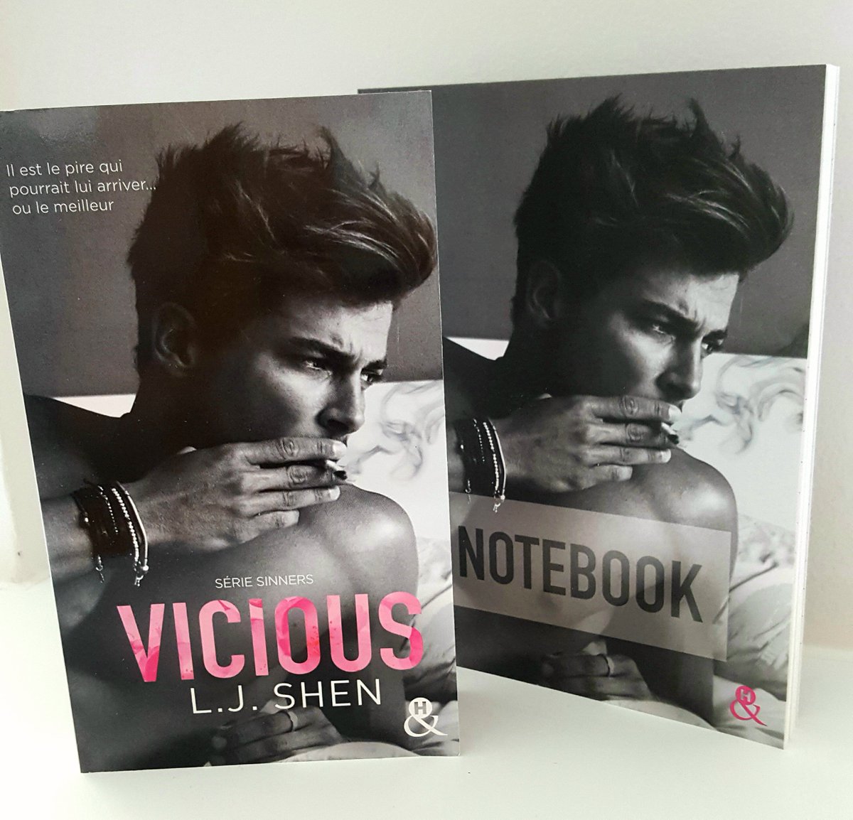 CollectionEt_H's tweet image. #ConcoursFlash 
Roman Vicious de @lj_shen + Notebook Vicious = Duo chic, choc et sexy à gagner... 😱😍 
RT + Suivre @CollectionEt_H pour tenter votre chance. Tirage au sort des 2 gagnants le lundi 17 septembre à 11h00. 
#Concours #NewAdult #SérieSinners #OnVousGâte