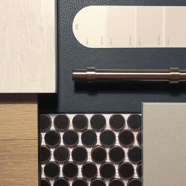 CK_KitchenBath's tweet image. Palette for a modern industrial bathroom. Love the #pennytile! #richelieuhardware #interiordesign #tile #bathroomremodel #bathroomdesign #kwawesome #sherwinwilliams #caesarstone #caitlinjacobsdesign 📷: @caitlinjacobsdesign