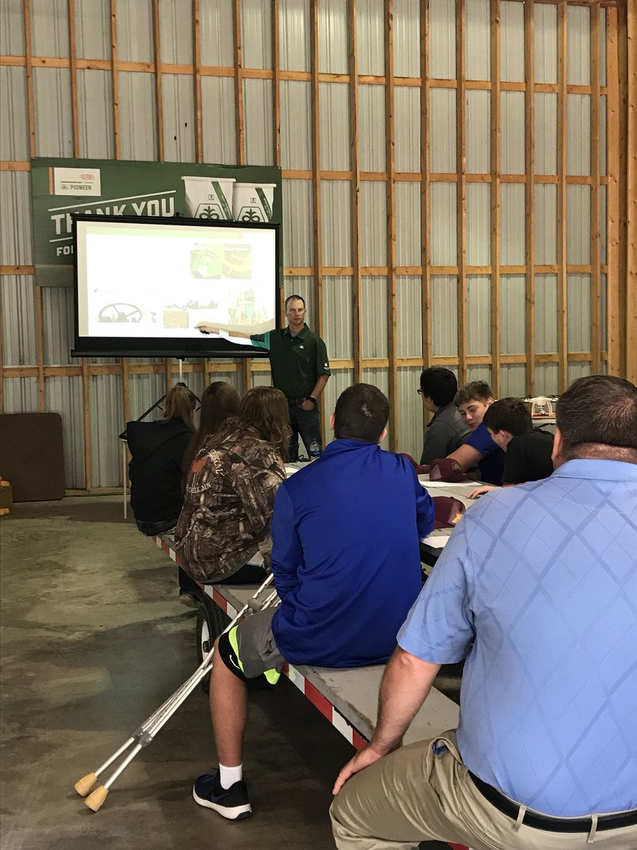 RonGilgenbach's tweet photo. Great to have the Southland FFA out this morning talking about precision ag and technology thanks Chris Horob #pioneer https://t.co/5VLnr71r09