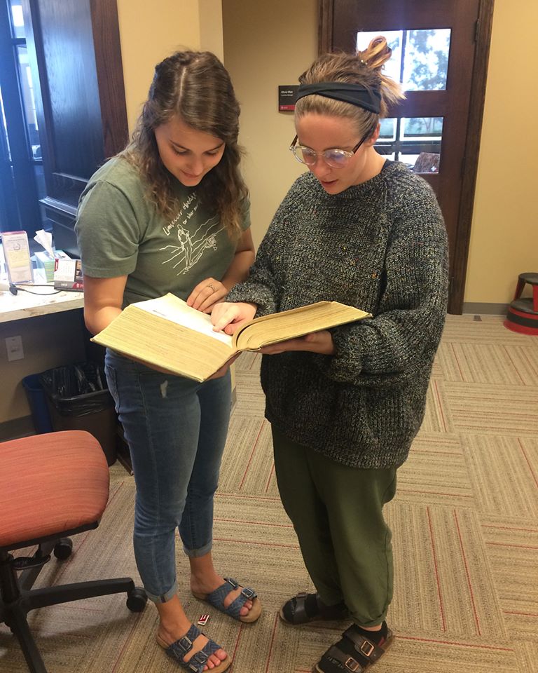 UU_Library's tweet photo. We found a HUGE dictionary this week! Can you guess how many pages this book has? #foundinthestacks #librarylife https://t.co/wkYYFa8VBi