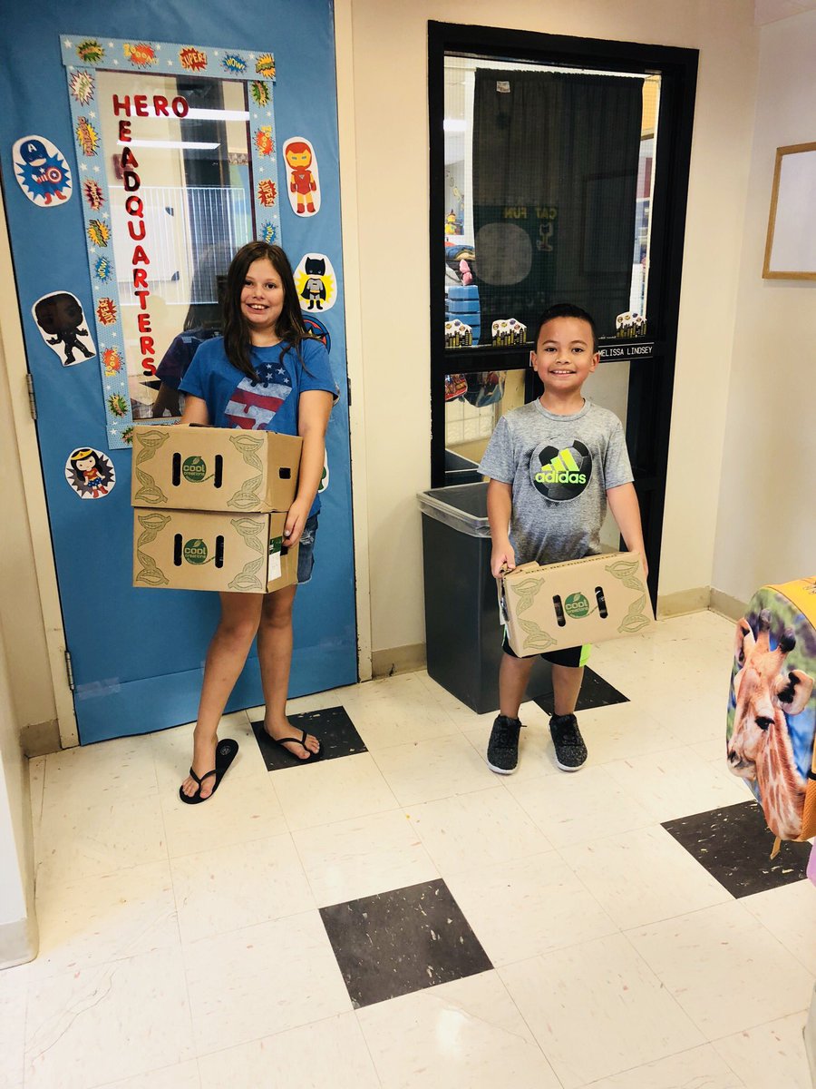 taylor_ancell's tweet photo. Our kiddos love helping deliver fresh fruits and veggies to our classrooms! #healthyeats #kiwi #helpfulhearts #thesesmiles @ISDYouthDev @Mill_Creek_ISD @Jennifertali https://t.co/GQqEWewTz3