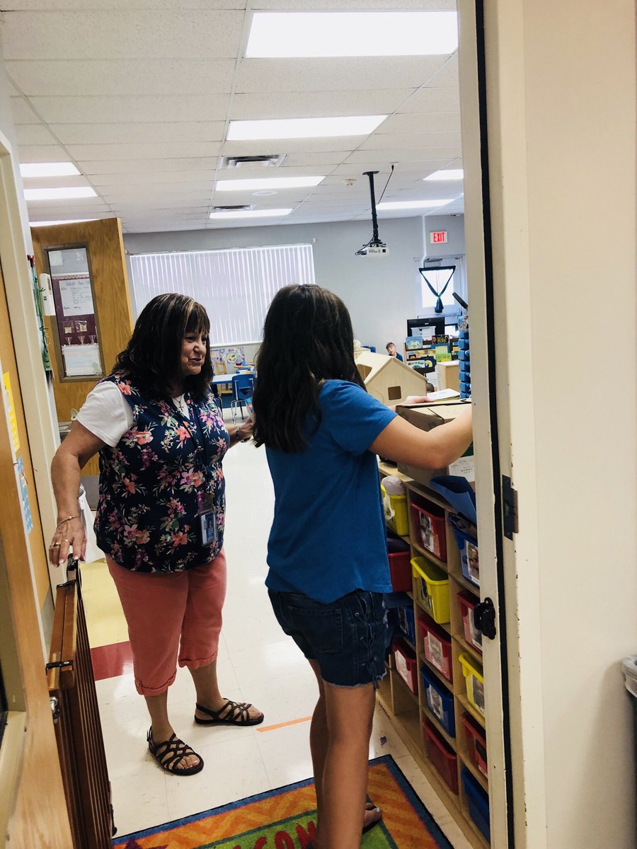 taylor_ancell's tweet photo. Our kiddos love helping deliver fresh fruits and veggies to our classrooms! #healthyeats #kiwi #helpfulhearts #thesesmiles @ISDYouthDev @Mill_Creek_ISD @Jennifertali https://t.co/GQqEWewTz3