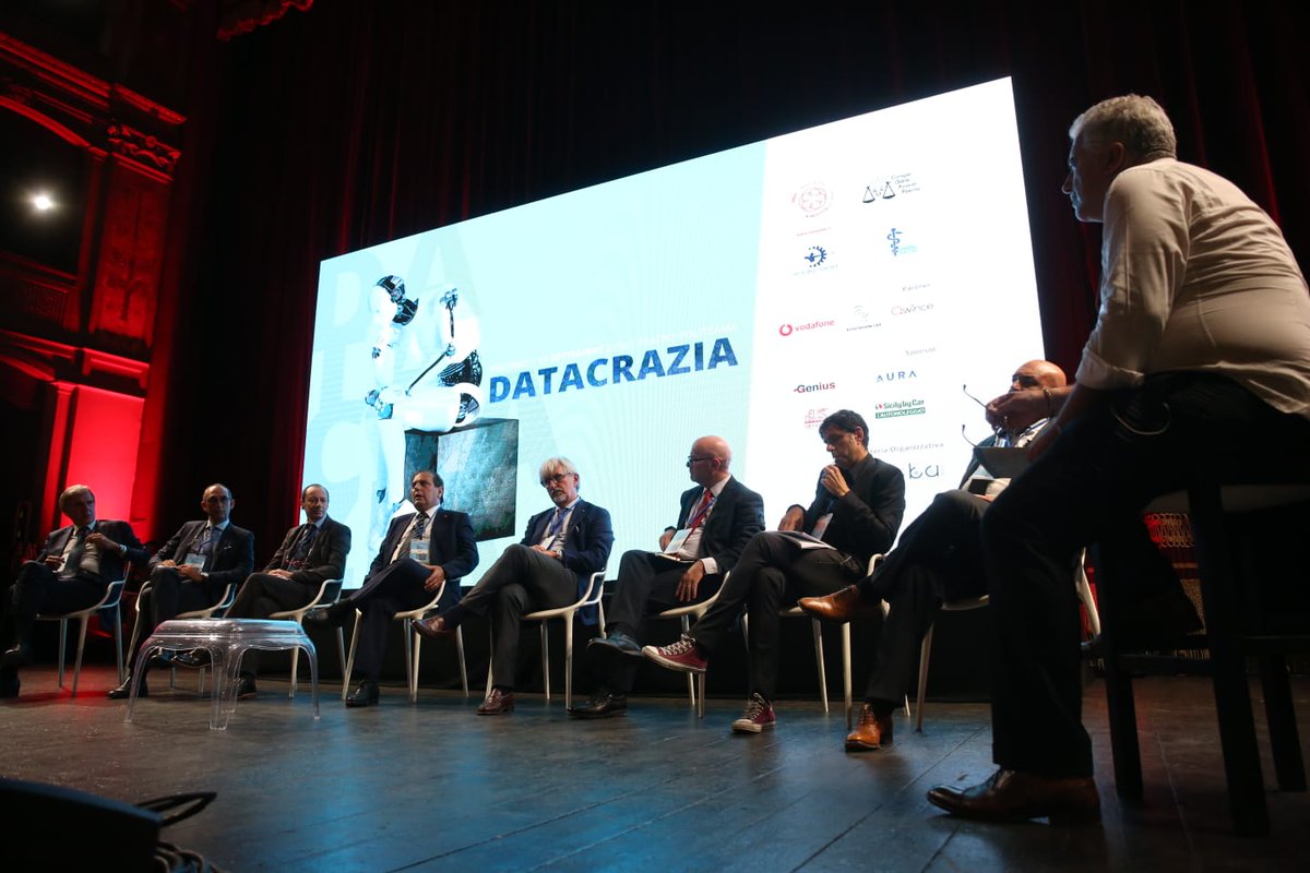 Competenza, partecipazione culturale alle scelte del governo, capacità di modificare le professioni senza perdere il loro senso, libertà e autonomia, dando senso al cambiamento e rompendo i limiti dell’autoreferenzialità: queste le parole chiave di #datacraziapalermo2018