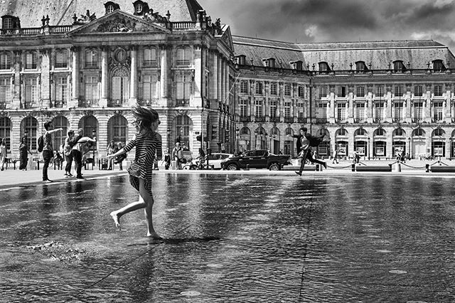 Some people like to get their feet wet. Some with shoes, and some without. Fortunately I caught these two in mid flight too. On toe and by heel, whatever takes their fancy. Reminds me of the book Images à la Sauvette - There is nothing in this world that… ift.tt/2QneWI3