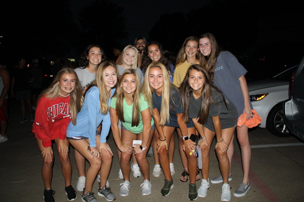 ROCOYL's tweet photo. Pics are up from YL Club last night! If you have any pics you want to share with us, send them our way! #MondaysAreForYL https://t.co/BPSE7WVC7f https://t.co/XRj3xrsVI0