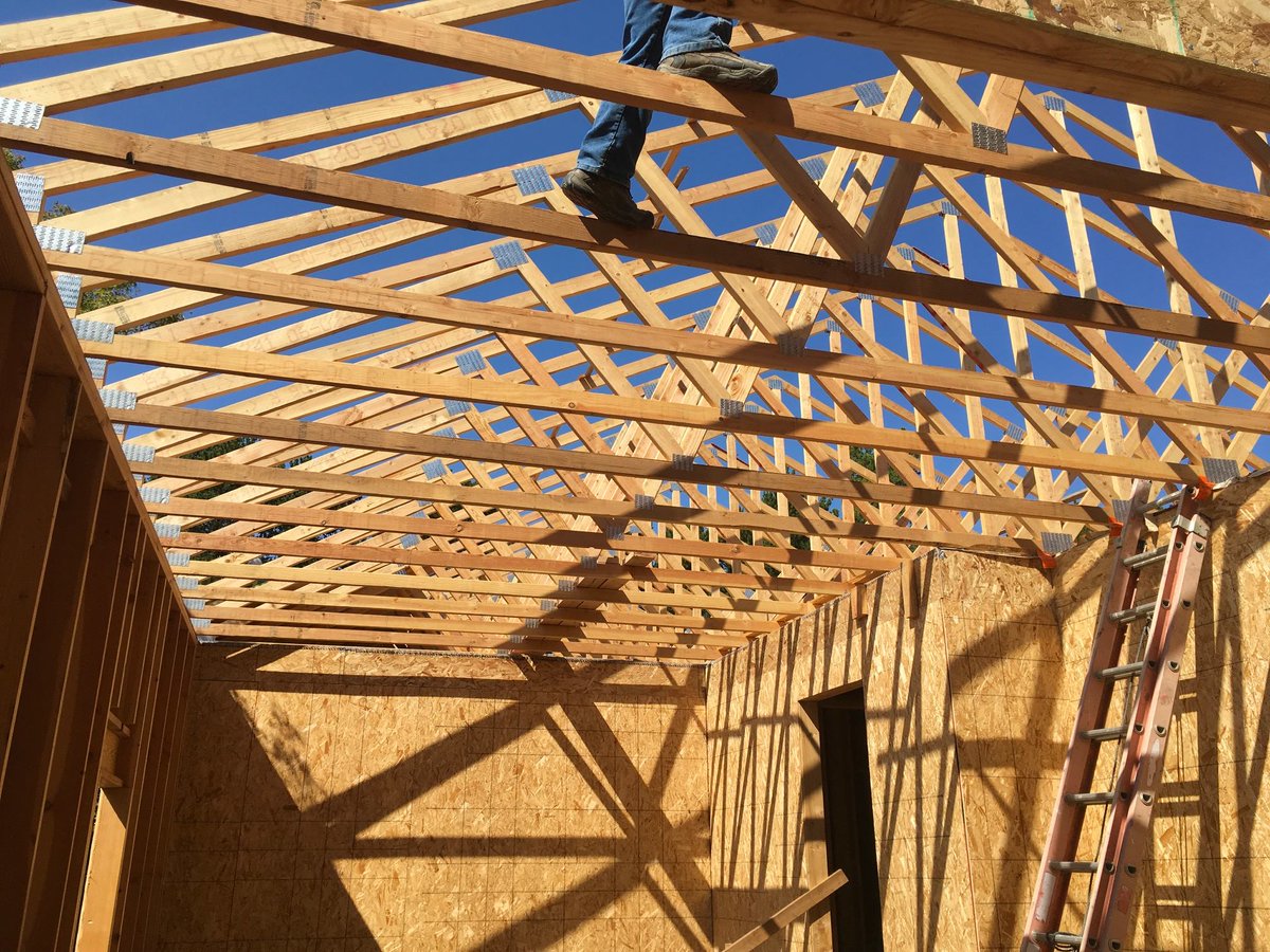 BentonHabitat's tweet photo. The roof is going up at our Hathaway House!! Thanks volunteers and donors, you are making this happen!! :) https://t.co/ioZquCRnxH