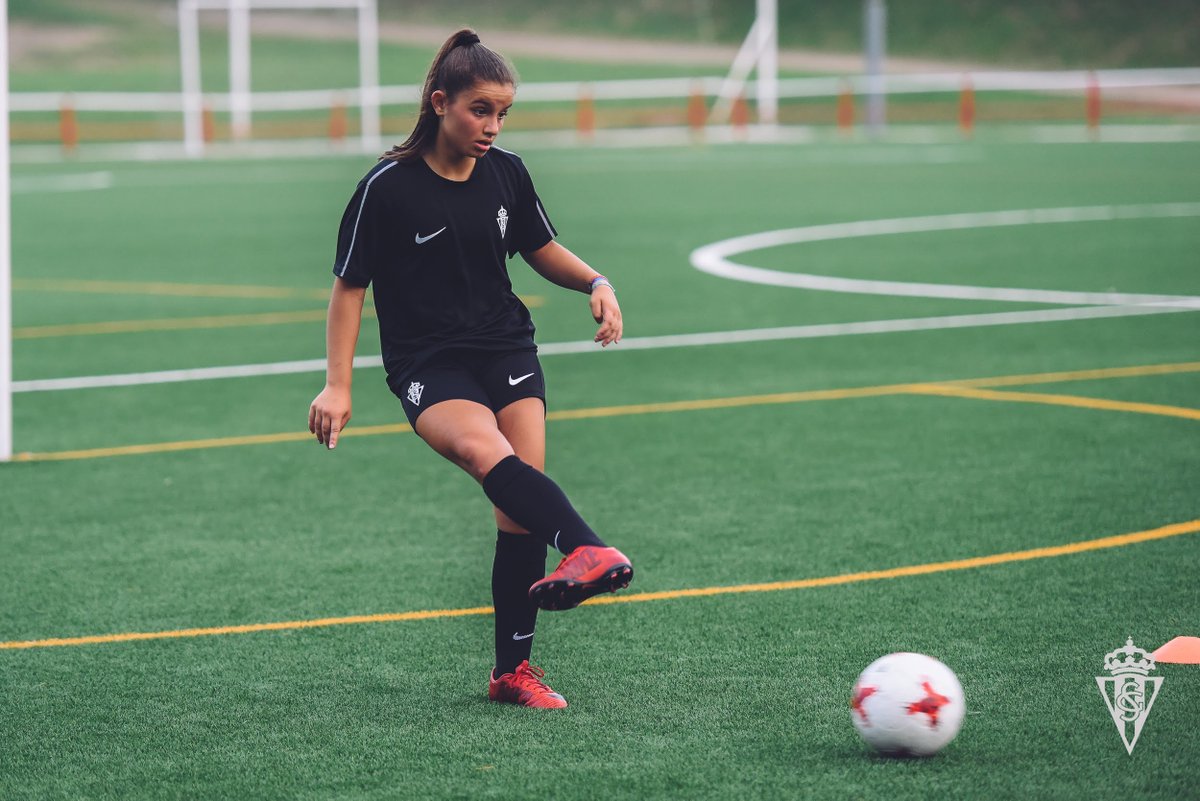 Noelia Fernández en un entrenamiento con el Sporting Femenino (Foto: RSG).