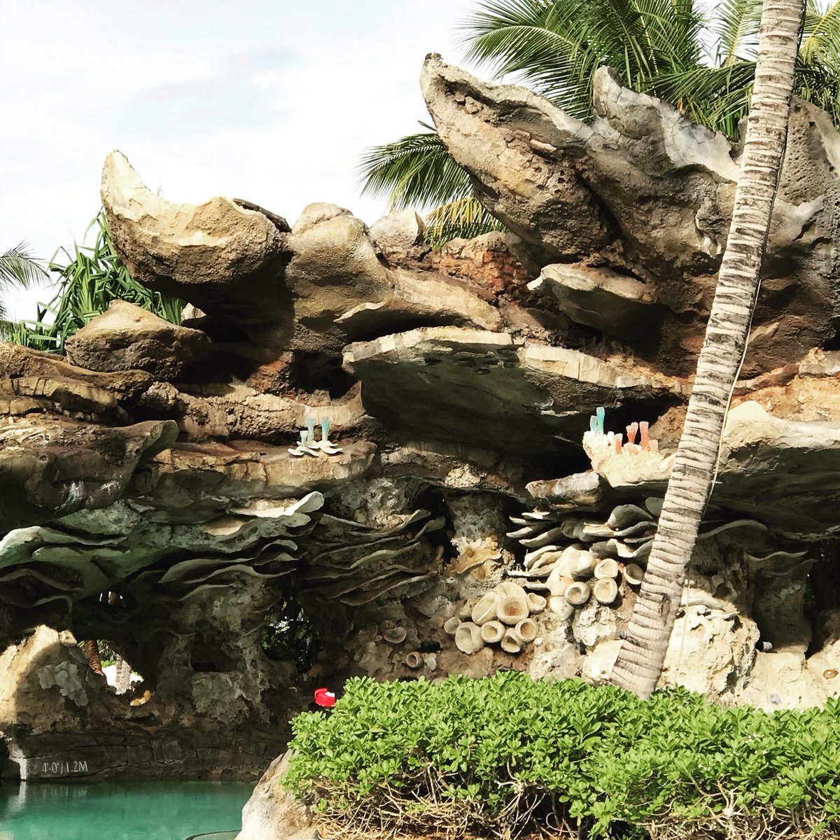 PlanningDisney's tweet photo. This is part of the at Disney’s Aulani Resort infinity pool area. It’s so pretty. #disney #disneyaulani #disneyaulaniresort #aulanidisneyresort #aulani #hawaii #oahu #oahuhawaii #familydisney #disneyfamily #disneyvacation #disneylife #disneylove #disneyresort #disneyfan #pool https://t.co/JPH2O8Frrt