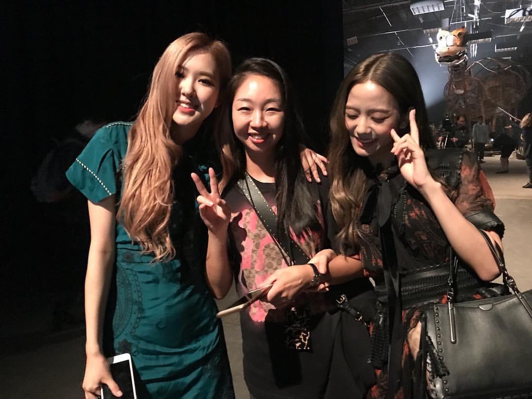 ROSE_FRANCE_FAN's tweet photo. [INSTAGRAM] 190911 Publication de @/editork79 avec Rosé et Jisoo.

"✌️ 🌈#editork #CoachSS19#coachNY 👜👛"

#Rosie https://t.co/e5fYmhegfF
