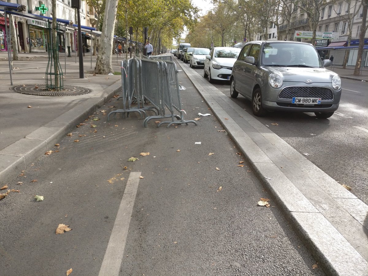 piwhy's tweet photo. Bonsoir @Mairie12Paris les barrières du forum des associations depuis samedi soir au milieu de la VC Bd de Reuilly déjà bien encombrée par le marché 2x par semaine, c'est pour encourager les bonnes résolutions cyclistes de la rentrée ? https://t.co/IDJNqnYhzF