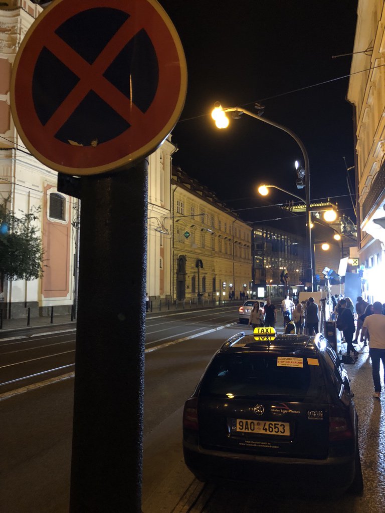 korda's tweet photo. Nejde je nemilovat...

“STOP NELEGÁLŮM”
“Zákony platí pro všechny!”

Ale tenhle evidetně nějakou vyjímku má. #praha2018 #taxisdruzeni https://t.co/AKHo7FL9yi