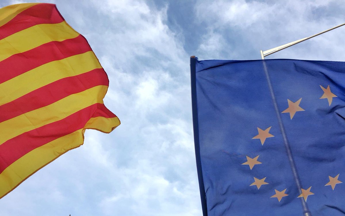 ernestmaragall's tweet photo. Tot el ginestar fa llum. [...]
Una llum que llença flaira
desde’ls monts avall del mar,
i de l’aire’n fa’l nostr’aire
que es tant bò de respirar.

En la flor de la ginesta
Catalunya m’ha parlat;
m’ha parlat de la gran festa
de la nostra llibertat.

Joan Maragall
#Diada2018 https://t.co/0pgcMcHJOx