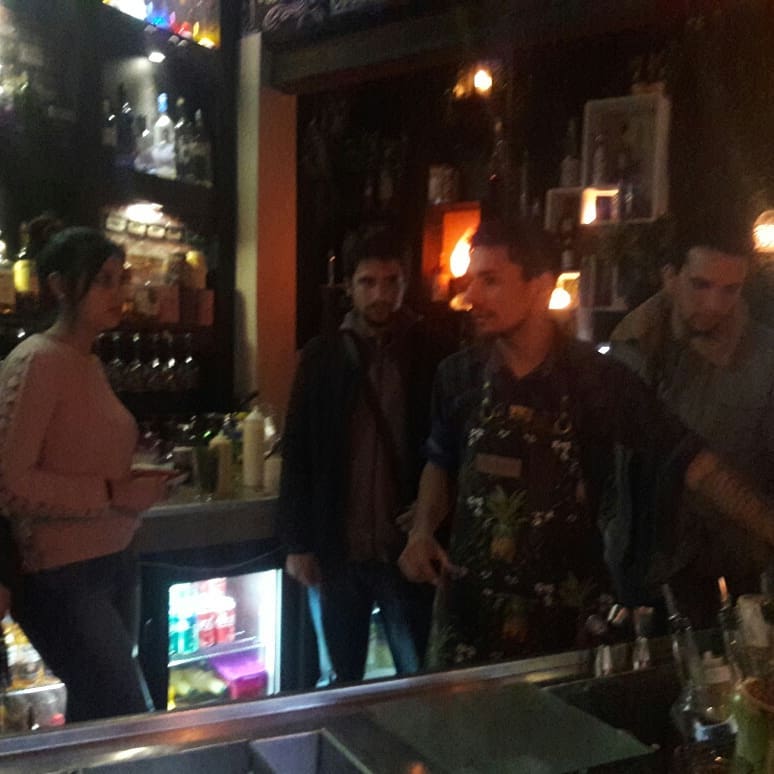 Alumnos de Audeb Visitando Te Acordas? Aprendiendo un poco del trabajo del dia a dia, la mise en place y producción de un bar de coctelería de autor
Y la Frase para cerrar la noche "Haber venido fue ver cosas que motivan a seguir adelante"
#audebesdetodos #audeb2018esnuestroaño