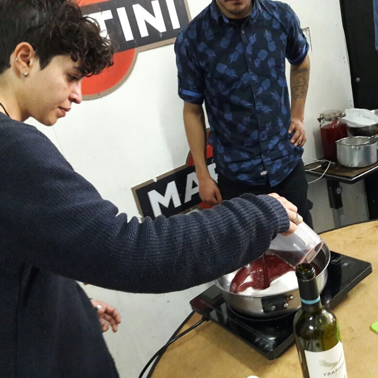 grupo 1 de Bartender Profesional estuvimos produciendo sus primeros licores.. 
La Clase fue un éxito!!

Ahora queremos ver sus propios licores..! Se vienen cosas buenas