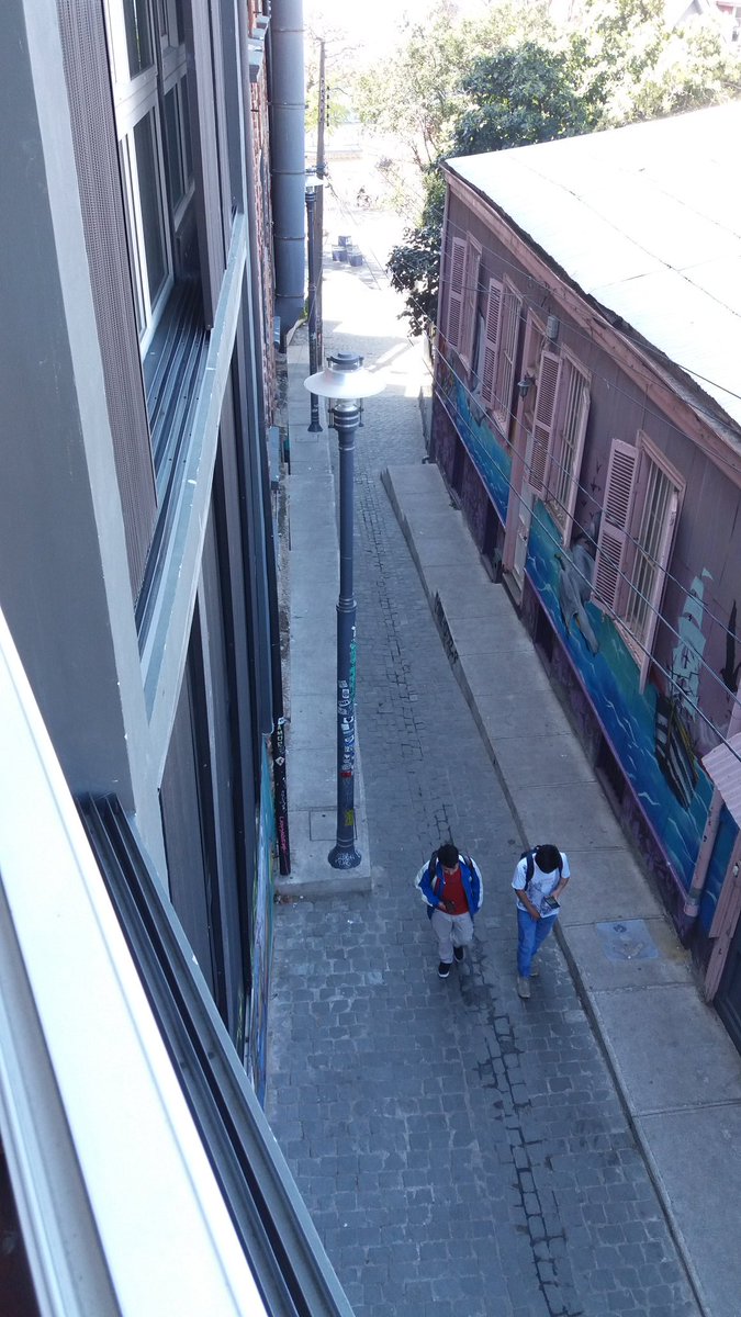 chelapanzer's tweet photo. Cerro Alegre Valparaiso, vista del hotel #Astoreca https://t.co/uA16ObgxLp