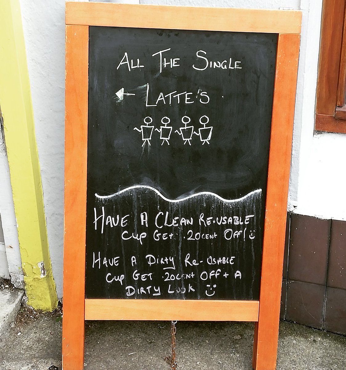 hap_healing_art's tweet photo. I love a good pun. And going green #beanindingle #humour #pun #singlelattes #coffee #coffeelove #coffeehumor #notoplastic #reusablecup #cafe #dingle #wildatlanticway #kerry #ireland #gogreen  #lattes https://t.co/Iw0yBriRNM