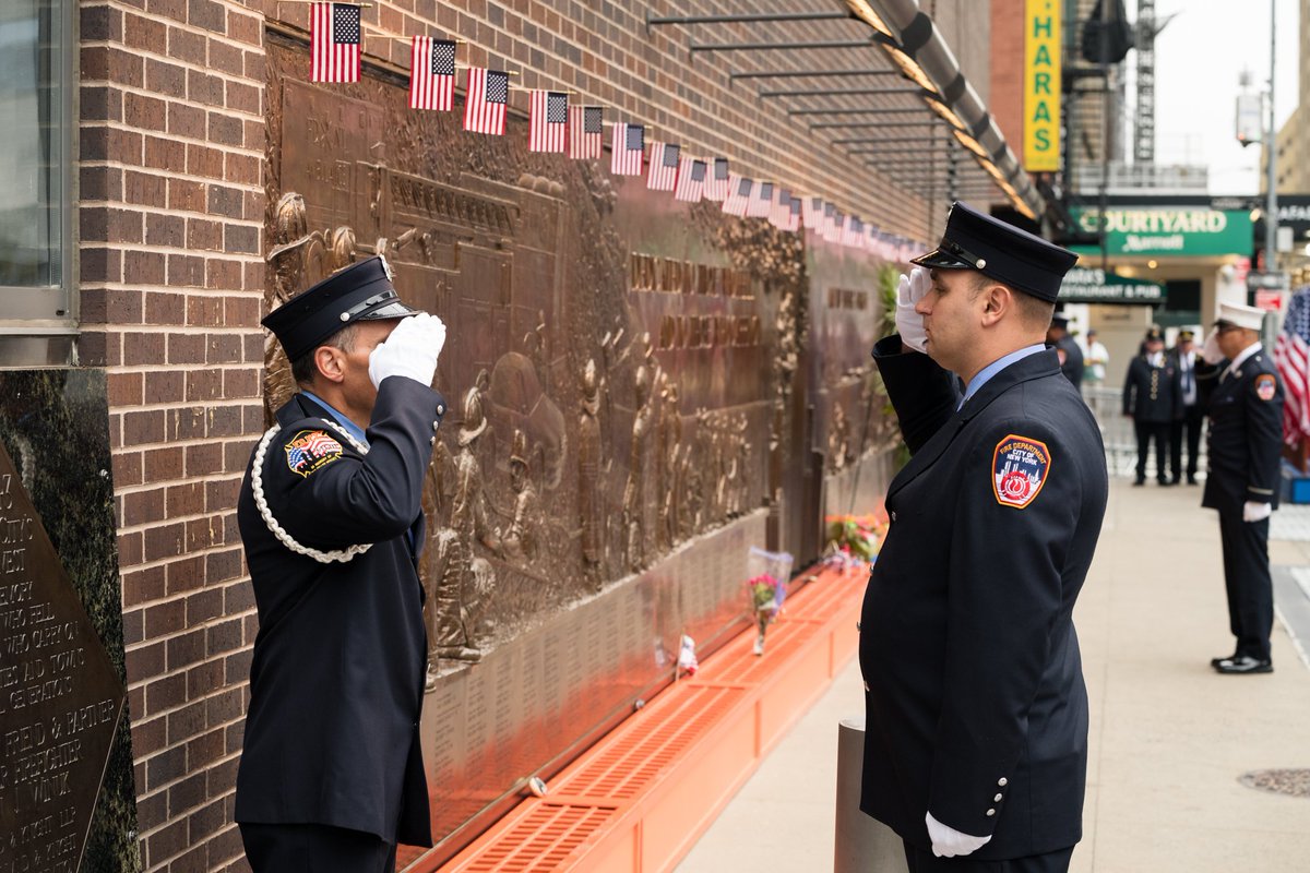 FDNY's tweet image. Changing of the FDNY Honor Guard in front of the Tribute Wall at #FDNY #Engine10 and #Ladder10 in Lower Manhattan #NeverForget