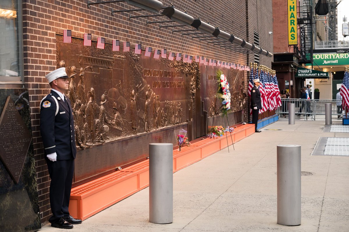 FDNY's tweet image. Changing of the FDNY Honor Guard in front of the Tribute Wall at #FDNY #Engine10 and #Ladder10 in Lower Manhattan #NeverForget