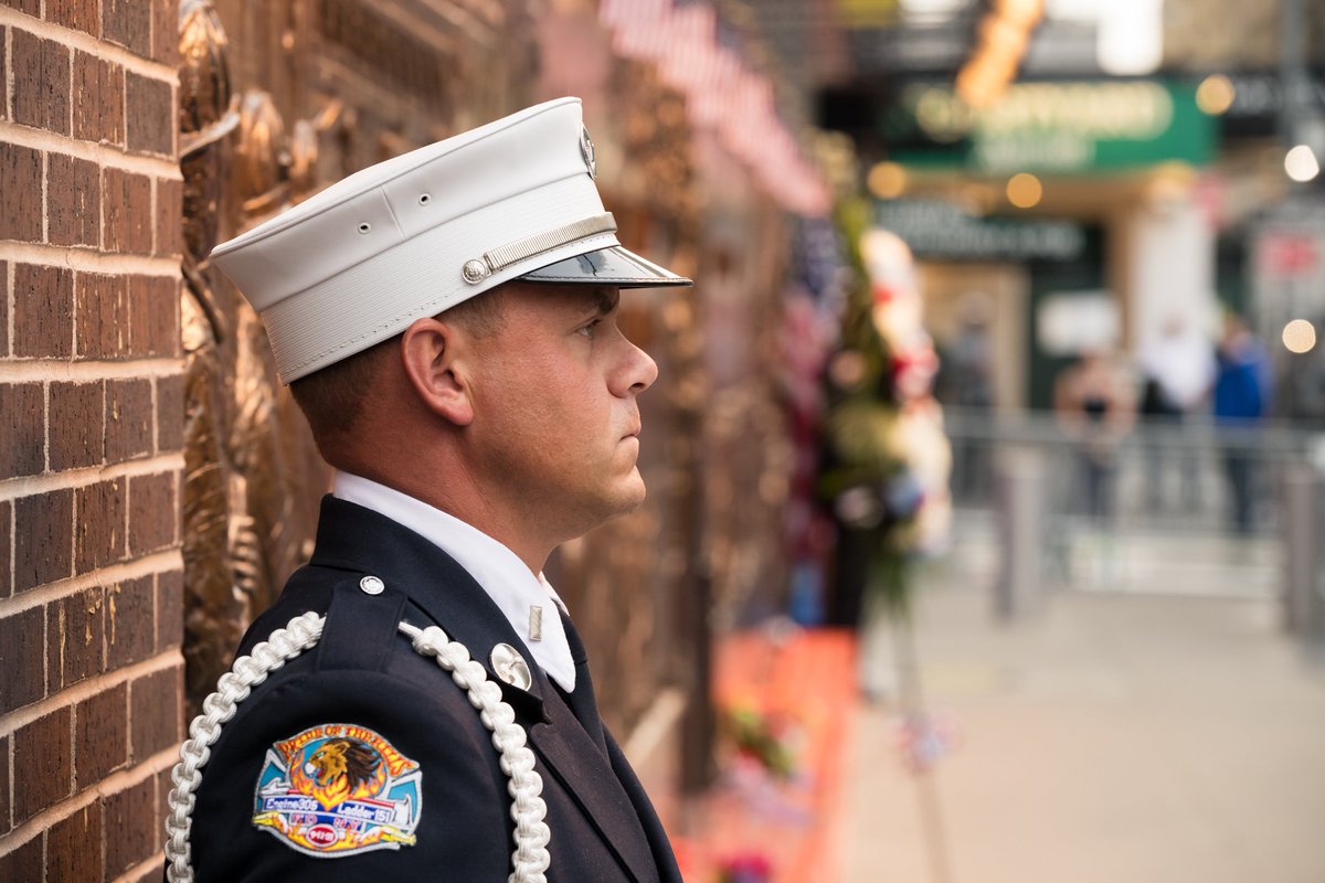 FDNY's tweet image. Changing of the FDNY Honor Guard in front of the Tribute Wall at #FDNY #Engine10 and #Ladder10 in Lower Manhattan #NeverForget