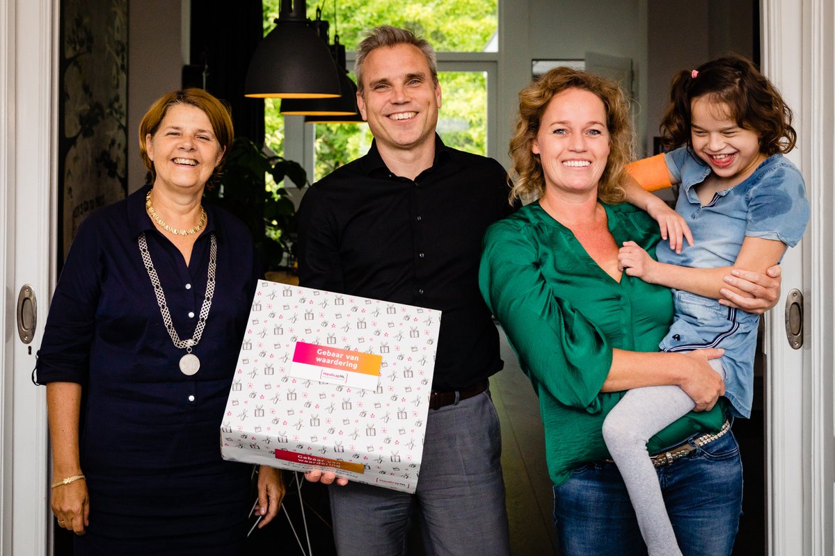 Vandaag ging Burgemeester <a href="/VanBijsterveldt/">MarjaVanBijsterveldt</a> langs bij Maud en Seth om hen te waarderen voor de goede zorg voor hun meervoudig beperkte dochter Suus. Maar ook omdat zij zich tomeloos inzetten voor andere kinderen en ouders via <a href="/aandachtslab/">KDC Aandachtslab</a> <a href="/Syndroomlach/">Syndroomvandelach</a> #gebaarvanwaardering