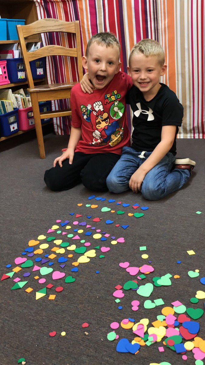 AmandaLarsen4's tweet photo. Math is fun! #ABPatterns https://t.co/KC598You1j