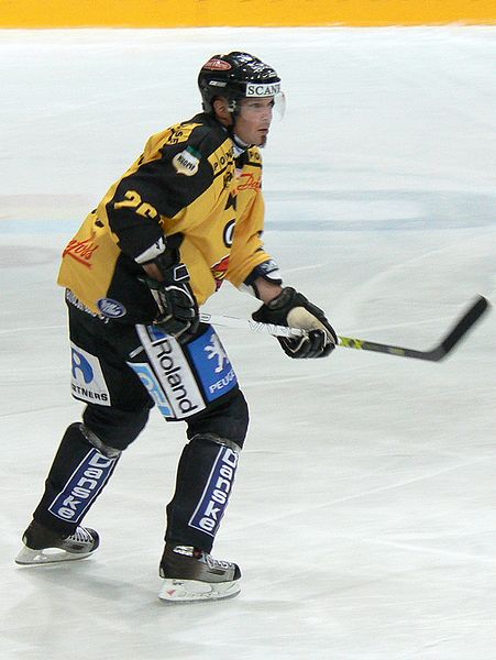 Sport70100's tweet photo. @KalPa_Hockey uskottavuus oli jo koetuksella, kunnes kokeneet pelimiehet nostivat kuopiolaiset mitalikantaan. Strömberg, Sahlstedt, Kapanen. Olipa siellä eräs Hirvonenkin. Mieleenpainuvimmat pelaajat kausilta 07-08 ja 08-09: https://t.co/qDAwgojnJG #kalpa #liiga #leijonat https://t.co/JKsJmu8B8F