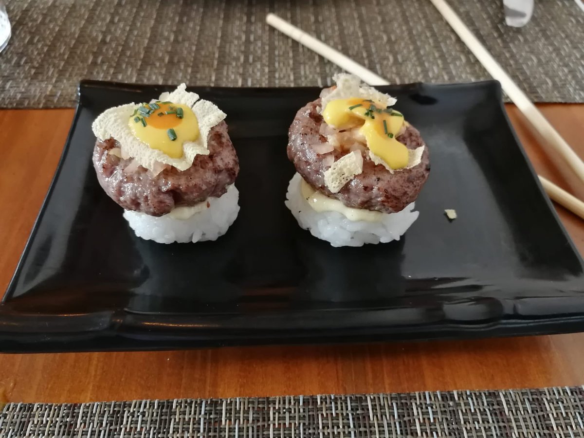 Nigiri-hamburguiesa de wagyu, rocoto y azul. Una fusión de ingredientes que está riquísima.
Nada como arriesgar para descubrir sabores y combinaciones nuevas.  🙌🏼