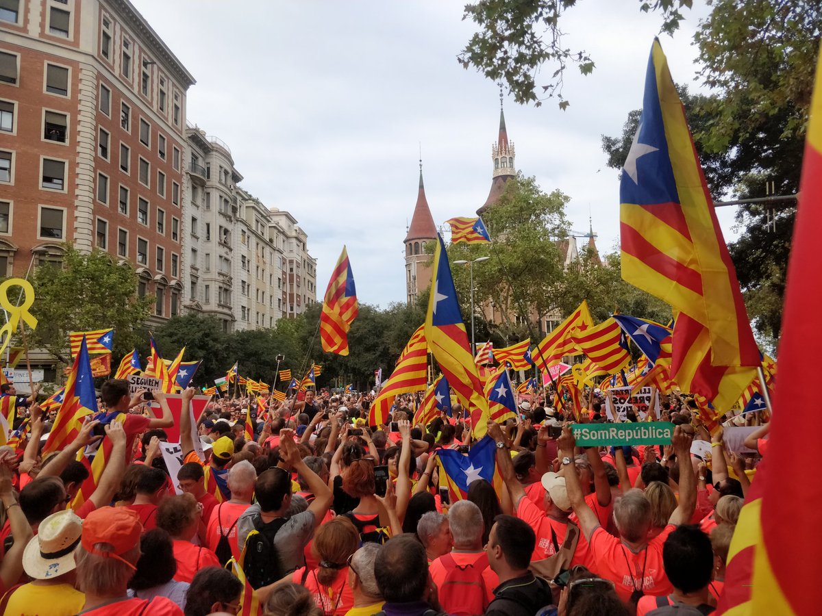 creacionesMeri's tweet photo. Un altre any no hem faltat a la cita!Visca Catalunya lliure! #FemLaRepúblicaCatalana https://t.co/DDRpU4C1rW