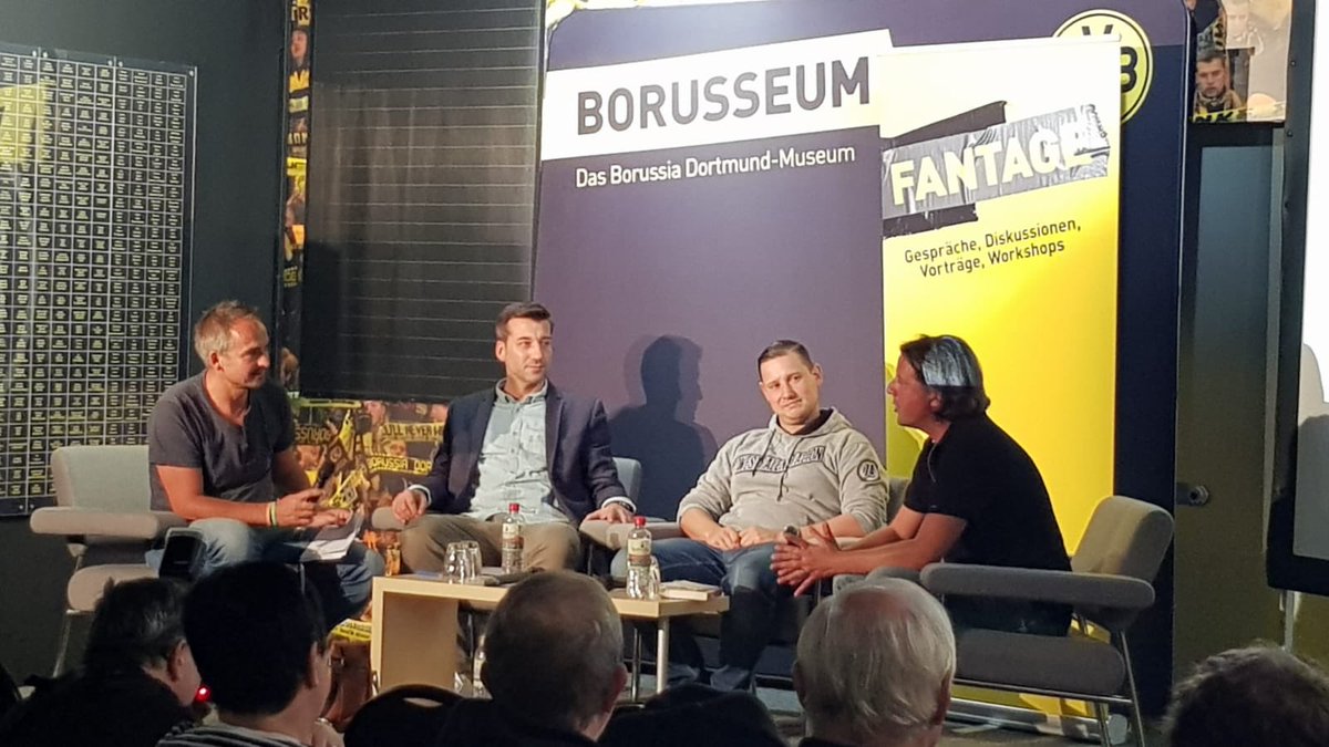 Im Anschluss an die Lesug folgt bei den Fantagen eine Gesprächsrunde mit Maik Strothmüller (Leiter AG Fanpolitik), Dennis Thom (Leiter Marketing BVB) und Christoph Ruf (Autor&Journalist), die von Gregor Schnittker moderiert wird. #BVB