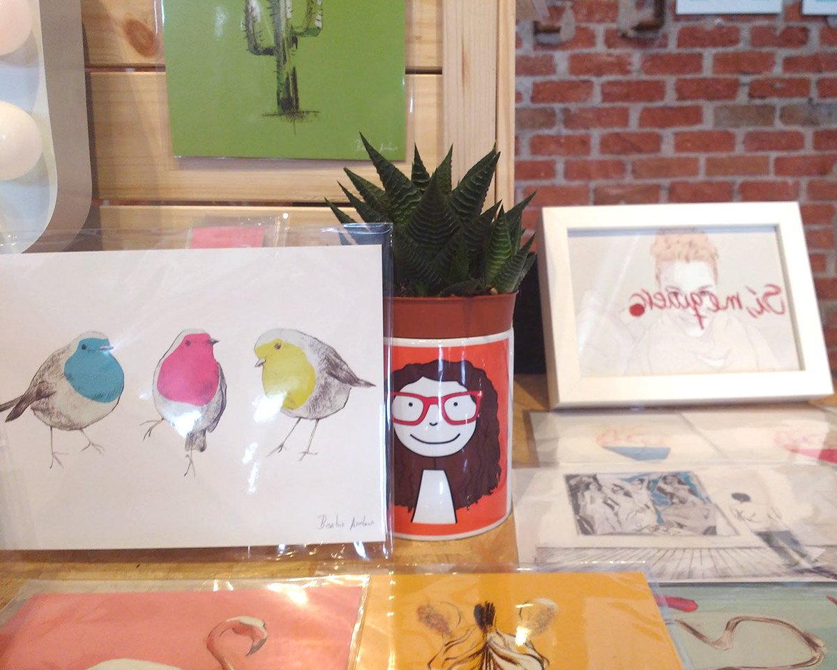 BeaArribas_'s tweet photo. Tengo prints bonitos bonitos de algunas de mis ilustraciones 😊 Algunos de ellos en diferentes formatos. ¡Ah! ¡Y también marcapáginas e imanes! Si queréis más info, DM. También podéis cotillear un poco más en mi Instagram https://t.co/Vsz867PJtU o web https://t.co/QPGF6kdtlb https://t.co/kZGuuhw2Wp