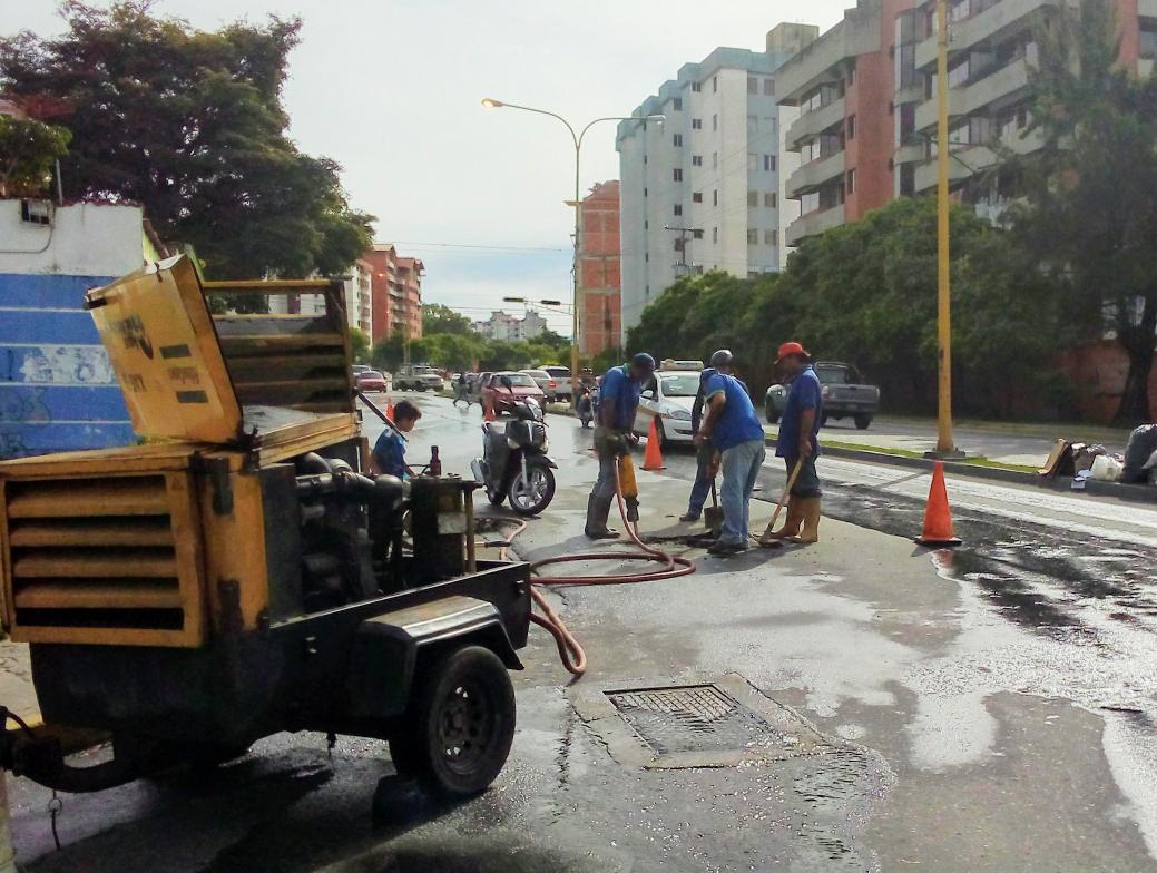 ivanrive3's tweet photo. #GESTIÓN Con el fin de dar respuestas a las comunidades, técnicos-especialistas de #AguasDeMerida iniciaron los trabajos para corregir el bote de aguas residuales en Av.Las Américas frente a la entidad bancaria BOD #MPPAA #TrabajandoParaTi #LaNuevaHidrológica @Evelyn_VasquezF https://t.co/382IaOAoK5