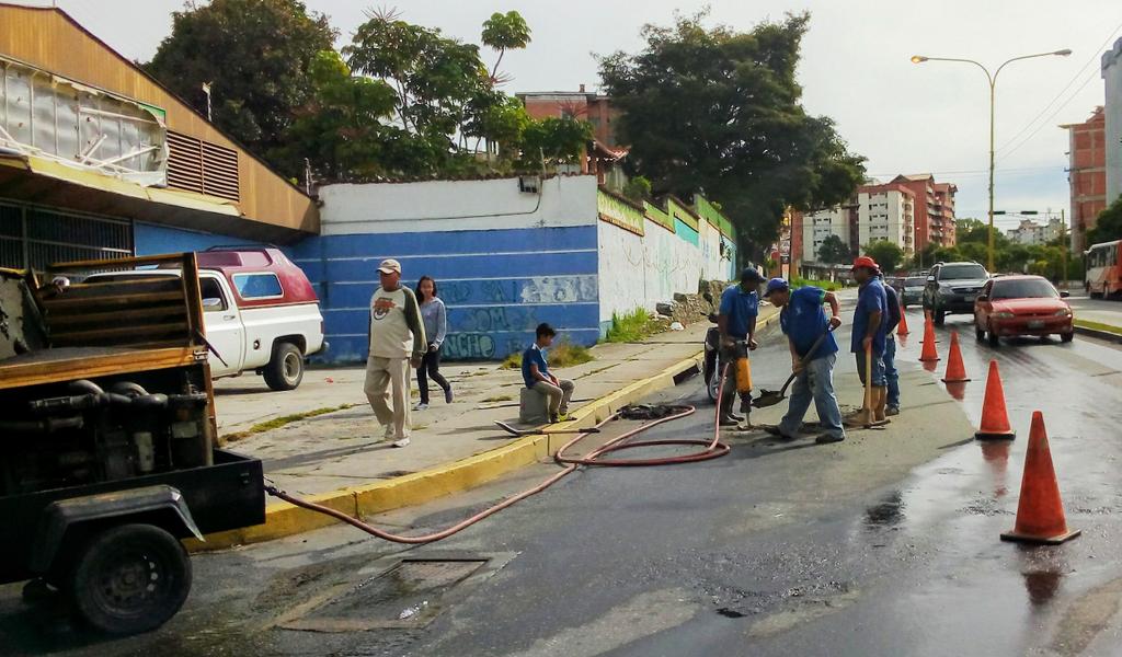 ivanrive3's tweet photo. #GESTIÓN Con el fin de dar respuestas a las comunidades, técnicos-especialistas de #AguasDeMerida iniciaron los trabajos para corregir el bote de aguas residuales en Av.Las Américas frente a la entidad bancaria BOD #MPPAA #TrabajandoParaTi #LaNuevaHidrológica @Evelyn_VasquezF https://t.co/382IaOAoK5
