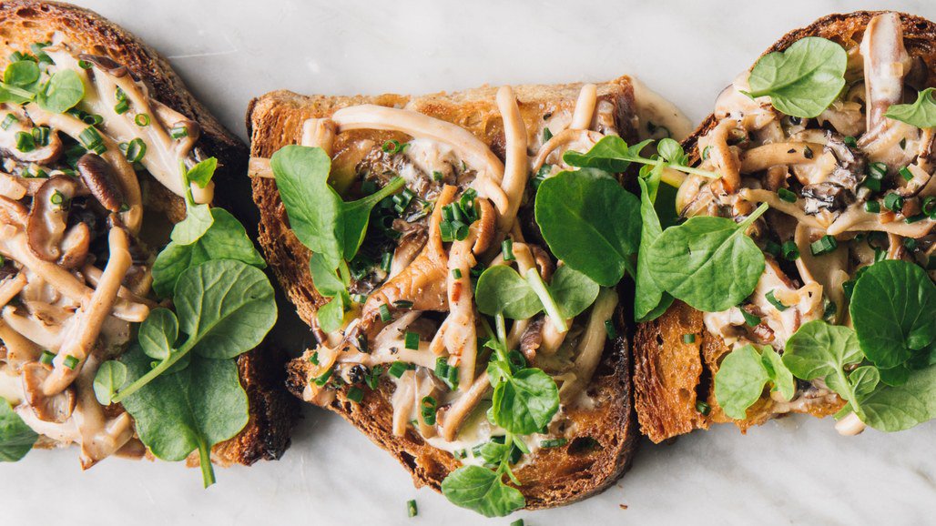 #recipe #mushrooms #superfood #gourmetmushroom #healthyeating #shroomies #mushroomrecipes #fancytoast #toast #breakfast #dinner #brunch 
bonappetit.com/story/crispy-m…