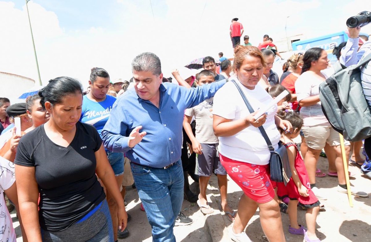 mrikelme's tweet photo. Nuevamente recorrí las calles de la Colonia Santa Sofía en #Torreón, supervisando las acciones de limpieza, desazolve y fumigación en el sector,  dimos inicio con el censo para contabilizar el número de viviendas afectadas, además constate el desagüe de las calles. https://t.co/dubrwLe4bE