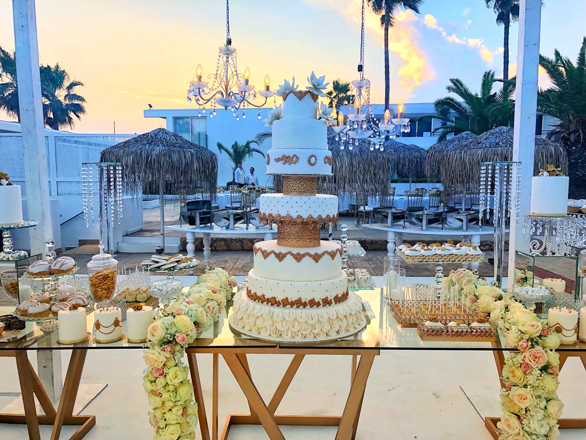 MirtoNicou's tweet photo. Every girl dreams of having a candy table like this! 💕 These pretty wedding cakes with intricate designs and an array of blooms in soft shades are all it takes to make an eye-pleasing set up! 

#weddingcake #candytable #wedding #weddinginspo #weddingideas #chicwedding https://t.co/XO7ARkJV5u