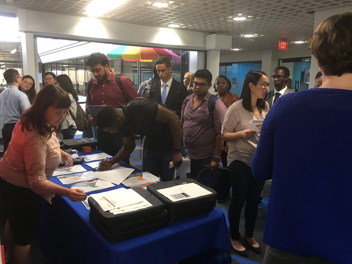 rcbcac's tweet photo. #SunTrustDay was truly a huge success! Students learned “How to Work a Career Fair,” received resume critiques, and learned about internship and job opportunities from SunTrust Representatives! Overall, today was a good day #GSU for @RobinsonCollege Students! #RcbCAC #TheStateWay https://t.co/ABA31Z4oYG