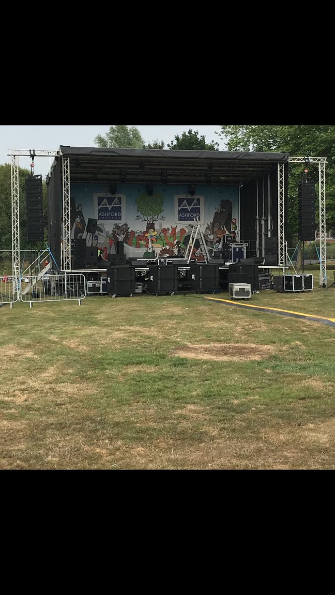VorticeAv's tweet image. #subarray set up using @dasaudio UX218A powered subwoofers... #bringthenoise