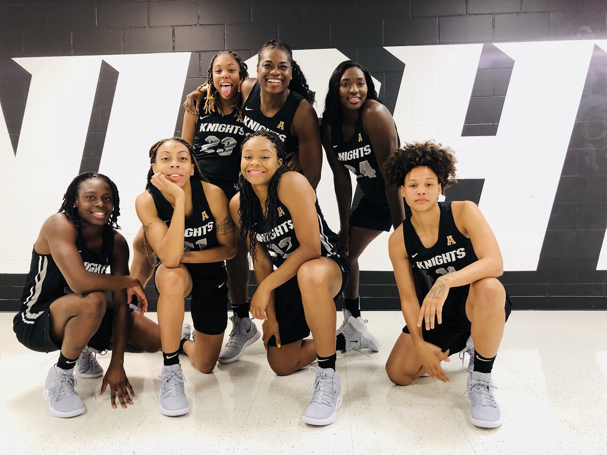 lulubayy's tweet photo. Senior SZN!!!! 😈💪🏾💛🖤⚔️ #UCF19 #GoKnights #ChargeOn https://t.co/rodd22Z4Y8