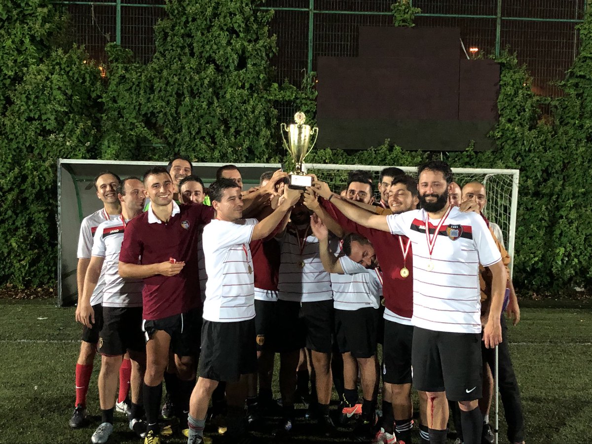 Ve kupa <a href="/BuyukAvlu/">Büyük Avlu</a> oyuncularının ellerinde!