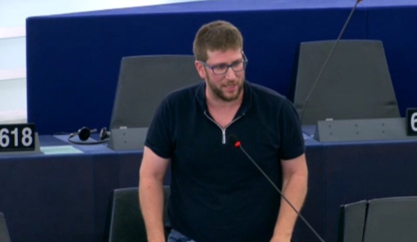 EuroPodemos's tweet photo. "Hoy han muerto 100 personas ahogadas frente a los costas libias y es la enésima vez que se debate en esta cámara sobre esta situación alarmante. Palabras hipócritas y vacías" @MiguelUrban #plenoPE https://t.co/3xUbWTuP98