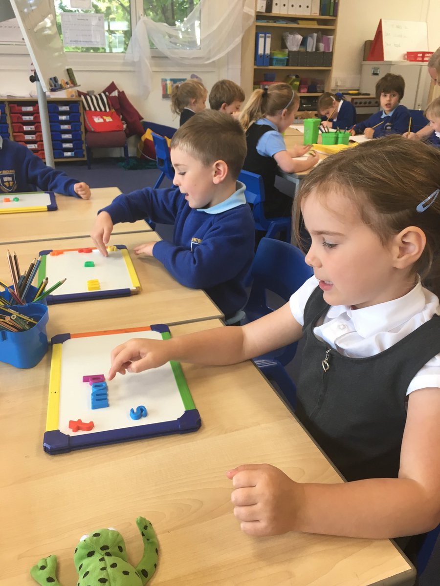 MrsLMitchell22's tweet photo. Working hard learning our new sounds and blending them to make words. Having fun at our choice stations too! ๐๐๐๐ @NewtongrangePS #aspirebelieveachieve #readwriteinc #learningchoices https://t.co/MbgyCua1xr