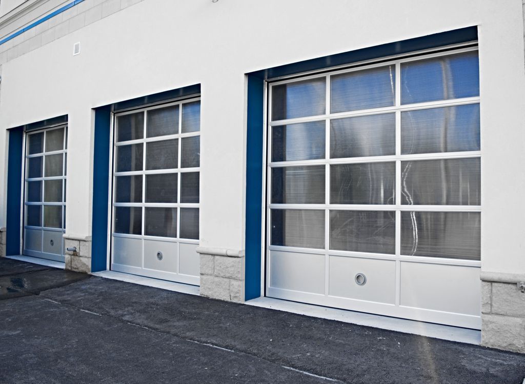 MetropolitanGar's tweet image. This stunning aluminum garage door is our 510 model with a solid bottom section and poly carbonate glass for consistent and long-lasting performance.
.
.
.
#kickproof #commercialuse #aluminumgaragedoor #garagedoormanufacturer #garagedoorstyle #torontocommercialdoor