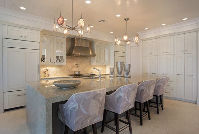 sefastoneusa's tweet photo. A luxurious kitchen model with travertine countertops and white and mirrored classic cabinets, stainless steel appliances. #travertinetiles #travertinecountertops #travertinekitchen https://t.co/DmfyUbKXde https://t.co/EhWoH0RskH