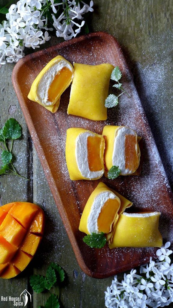 ThatFoodCray's tweet photo. Fresh mango chunks topped with fluffy whipped cream, then wrapped with thin, moist and elastic crepes, these pillow-shaped mango pancakes are to die for. https://t.co/zSebxKblHe https://t.co/ZtZEoJd3ds